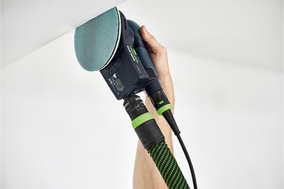 Stūra slīpēšana ar slīpmašīnu un tīklveida slīpēšanas materiālu